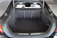 
	標準状態の荷室容量は、「4シリーズ クーペ」（445リッター）をしのぐ480リッター。後席を倒すことで最大1300リッターにまで拡大できる。背もたれの3分割機構は2万9000円のオプション。（写真をクリックすると、荷室のアレンジが見られます）
	