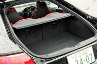 「TTSクーペ」のラゲッジルーム。標準状態の積載容量は、「TTロードスター」のおよそ1割増しとなる305リッター。後席を前方に倒すことで、さらに拡大できる。