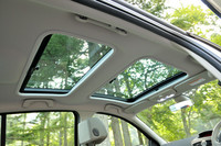 ダブルサンルーフも、このグレードならではの装備。ベージュのインテリアを一段と明るくみせる。