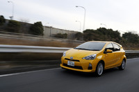 【テスト車「トヨタ・アクアS」のオプション装備】
スペアタイヤ＋ツーリングパッケージ＝11万250円／スマートエントリーパッケージ＝5万3550円／アドバンストディスプレイパッケージ＋ナビレディパッケージ＝7万4550円／シートヒーター＆排気熱回収器＝2万1000円／SRSサイドエアバッグ＋SRSカーテンシールドエアバッグ＝4万2000円／革巻きステアリング＝2万6250円／プレミアムナビ G-BOOK mX＝26万7225円／ETCシルバーボイスタイプ＝1万3755円