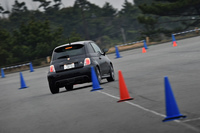 今回の試乗会は、大磯ロングビーチ周辺の一般道と、駐車場に特設されたジムカーナコースで開催された。ジムカーナコースはパイロン間隔の異なるスラロームやヘアピンを織り交ぜた本格的なもので、ラップタイムは速い人でも47秒台だった。