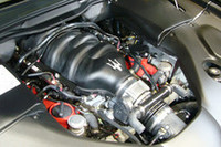 4.7リッターV8エンジン。ベースモデルで青いカムカバーは、鮮やかな赤に塗られる。