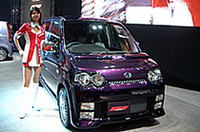 【写真上】ヒョウ柄が奇抜な「コペン」【写真下】カスタマイズされた「ムーヴ」