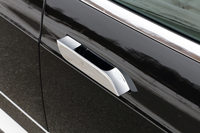 「テスラ・モデルS」のドアハンドル。普段は格納されており、リモコンキーで開錠するか、ドアハンドルの表面に触れると写真のようにせり出してくる。
    