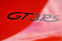 
	パワーアップと軽量化で、「911 GT3」よりレーシングカーに近い内容を持つ「911 GT3 RS」。エンジンフードのオーナメントはステッカーとなるが、これも“スポーツマンシップ”の表れか。車両価格はGT3より618万円高価な2530万円。
	