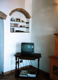 1998年に引っ越した家は元教会。そこでもミヴァールのテレビはお茶の間に鎮座していた。