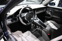 インテリアの様子。デュアルクラッチ式のPDKに加えて、世界初となる7段MTが採用されるのも話題のタネ。