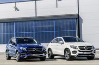 「Mクラス」のマイナーチェンジモデルに当たる「GLE」（写真左）は2015年4月のニューヨークショーで発表された。一方、そのクーペモデル「GLEクーペ」（右）は一足先に2015年1月のデトロイトショーで公開された。