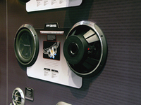 ロックフォードのP3Sサブウーファーは他モデルの約半分の奥行き。