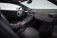 「ウラカンLP580-2」のインテリアは基本的に「LP610-4」と同じ。各部の色や素材についても、LP610-4と同じものが用意されている。