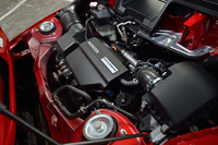 乗員より後方のスペースにミドシップされる0.66リッター直3ターボ。トランスミッションの形式により、JC08モードの燃費には差が生じる（CVT車：24.2km/リッター、6MT車：21.2km/リッター）。
    