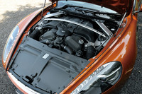 6リッターV12エンジンは、ご覧のとおり、車体中央寄りに搭載される。トランスアクスルレイアウト（ギアボックスを車体前方のエンジンから切り離し、後輪軸側に配置する方式）と相まって、前後重量配分は50対50となっている。