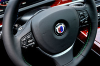 LAVALINAレザーが絶妙なフィット感をもたらすアルピナのスポーツレザーステアリング。背面にアルピナ独自のマニュアルシフト用ボタンが備わる。