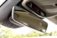 鏡面の面積が広く取られた、フレームレスタイプのルームミラー。これも安全性を考慮した装備の一つである。
    