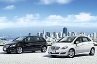 「メルセデス・ベンツB170 リミテッドブラック」（左）と、「B170 リミテッドホワイト」。