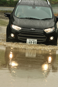 雨の多い南米や東南アジアでも販売される世界戦略車だけに、FFでも十分な走破性や耐候性を備える。最大渡河水深は550mmを確保している（車速7km/hまでの場合）。
    