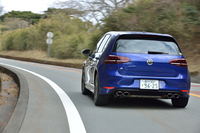 4本のクロムエキゾーストパイプが「R」のトレードマーク。