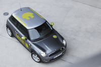 「MINI E」の実証試験への応募は、BMWのホームページ（http://www.bmw.co.jp）またはMINIのホームページ（http://www.mini.jp）上で受付中。