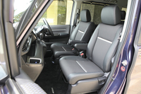 「スパーダ クールスピリット」には合成皮革とファブリックのコンビシートが装備される。