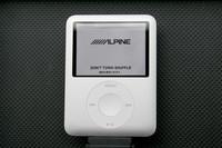アルパインの“モービル・メディア・ステーション”（アルパインでは“カーナビ”と呼ばない）X075にiPodを接続すると、ディスプレイにALPINEのロゴが表示される。走行中の安全性を考慮しiPod nano側からのコントロールはできなくなる。
