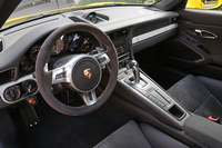 内装色は黒基調。各所にアルカンターラが配される。トランスミッションは7段PDKのみの設定。