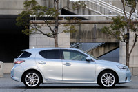 レクサスブランド初のハッチバック「CT200h」は、最もコンパクトなレクサスでもある。先に発売されたハイブリッド専用車「HS250h」と比べると、380mm短く、20mm幅が狭く、45mm低い。ホイールベースは100mmも短くなっている。