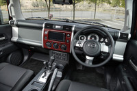 残念ながらテスト車は「カラーパッケージ」ではなかったが、カラーパッケージの場合、ドアトリムまでがボディ同色となる。シートの表面には、はっ水加工が施され、裏側には透湿性の防水フィルムを採用。蒸れにくく、かつシート内部への水の侵入を防ぐ構造となっている。