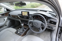 運転席まわりの様子。ダッシュボードからドアトリムへとつながるアーチ型のベルトラインが、デザイン上の特徴となっている。