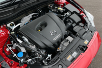 2リッターガソリンエンジン（155ps、20.0kgm）はアイドリングストップのi-stopと、キャパシターによる減速エネルギー回生システムのi-ELOOPを搭載する。JC08モード燃費は19.0km/リッター（標準仕様）。