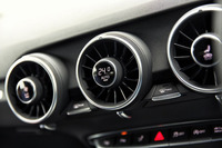 温度、風量、風向の調節スイッチが組み込まれた、エアコンの吹き出し口。新型「TT」の特徴的な装備のひとつである。