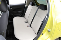 大人の乗車に対しても十分な広さを持つリアシート。シートベルトは中央席も3点式。ただし、ヘッドレストは両端のみの設定だった。