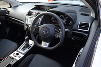 運転席まわりの様子。ピアノブラック調のパネル類や、下端が平らな「Dシェイプ型ステアリング」は特徴的なアイテムだ。
    