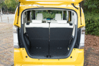 「N-BOXスラッシュ」のラゲッジルーム。後席は荷室側から、ワンアクションで格納することができる。（写真をクリックすると、シートアレンジの様子が見られます）