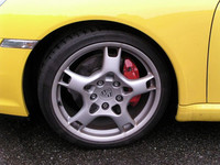 カレラSの標準装着タイヤは、フロントが235/35ZR19、リアは295/30ZR19インチとかなりファット。