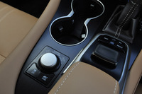 センターコンソールに備わる、走行モードの切り替えダイヤルや、インフォテインメントシステムのコントローラー。