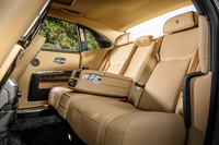 「ゴースト」のリアシート。リクライニングなどの電動調整機構や、後席用インフォテインメントシステムなどの操作は、中央部のアームレストに備えられたコントローラーで行う。
    