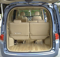 3列目シートは、左右に跳ね上げるタイプ。「フローリングフロア」はオプション。