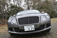 ベントレー史上最速の最高速度330km/hを誇るが、他のグレードとの外観上の違いは最小限に抑えられている。高性能をひけらかさない、このあたりもダンディーだ。ボンネットの「B」のエンブレムは「V8モデル」が赤、「V12モデル」が黒となる。