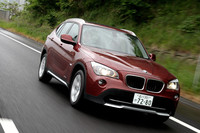 高速道路をゆく「X1」。ブレーキング時やアクセルペダルを戻した時に、減速エネルギーを電力に変換してバッテリーに蓄える「マイクロ・ハイブリッド・テクノロジー」というブレーキエネルギー回生システムを備えることも大きなトピックだ。