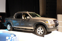 
	こちらは2007年初旬に導入が予定される「エクスプローラースポーツトラック」。エスケープのモデルチェンジ、マスタングの導入に続いて、新たなブランドイメージを確立するための車種となるだろう。
	 