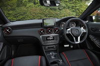 随所にあしらわれた赤いアクセントカラーと、カーボン調パネルが特徴的なインテリア。ほかのグレードとは異なり、HDDナビは標準で装備される。
    