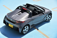 リアビュー。キャビン後方のエンジンフードには、ヘッドフェアリングが設けられている。
    