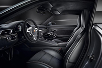 「911カレラ4 GTS」のインテリア。
    