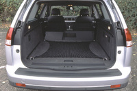 「フレックスオーガナイザー」と呼ばれる荷室には、ラゲッジネットやセパレーター、フックなどにより、様々な荷室構成が可能だという。