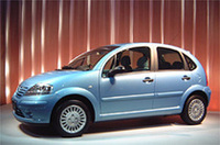 
	写真上：シトロエンジャポンのフィリップ・クラブロル社長と「C3」
	 