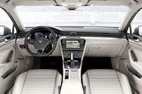 水平基調でスリムなデザインにまとめられた、インテリア正面。写真は、DSG仕様のもの。
    