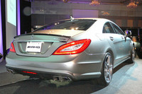 「CLS63AMG」には、フロントにコイルスプリング、リアに専用のエアスプリングを用いた電子制御式「AMGライドコントロール」が採用された。
