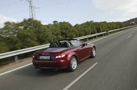 【スペック】SLK200コンプレッサー（海外仕様）：全長×全幅×全高＝4082×1777×1296mm／ホイールベース＝2430mm／車重＝1390kg／駆動方式＝FR／1.8リッター直4DOHC16バルブ・スーパーチャージャー付き（163ps／5500rpm、24.5kgm／3000〜4000rpm）