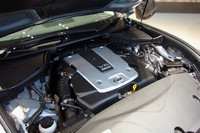 333psの3.7リッターエンジンは、スカイライン譲り。なお、先代のトップグレードだったV8エンジン搭載モデルは、新型では姿を消した。