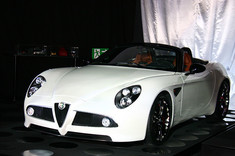 アルファ8Cコンペティツィオーネ」日本初お披露目、2200万円超